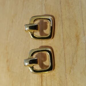 Gold earrings (costume jewelry)